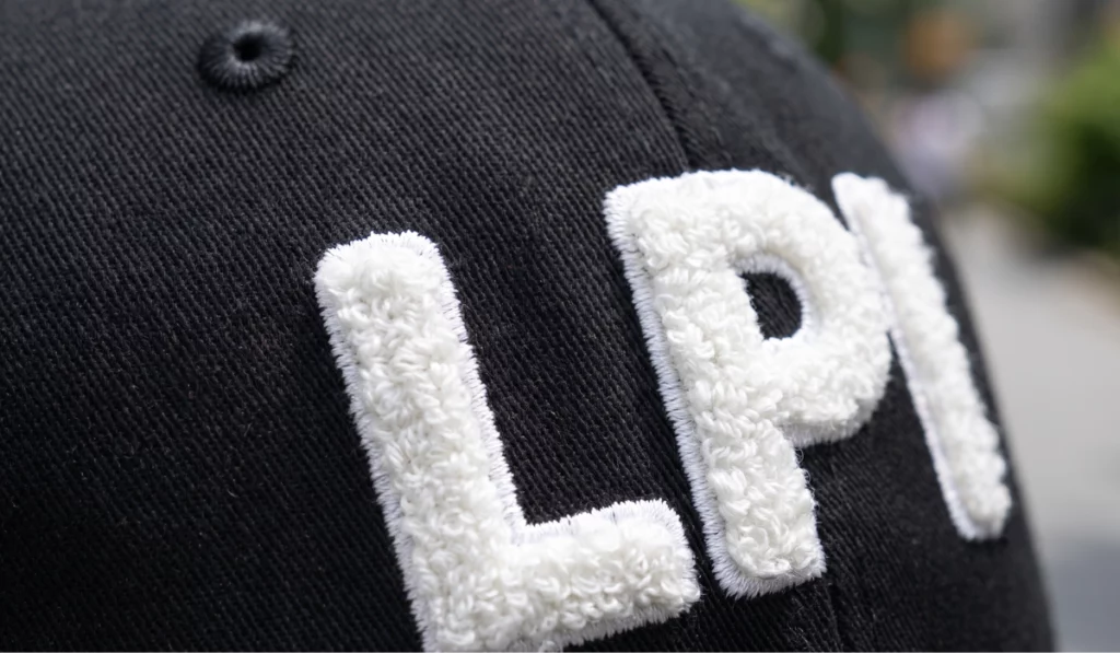 Bouclette-lpi-casquette-zoom-1024x597.webp