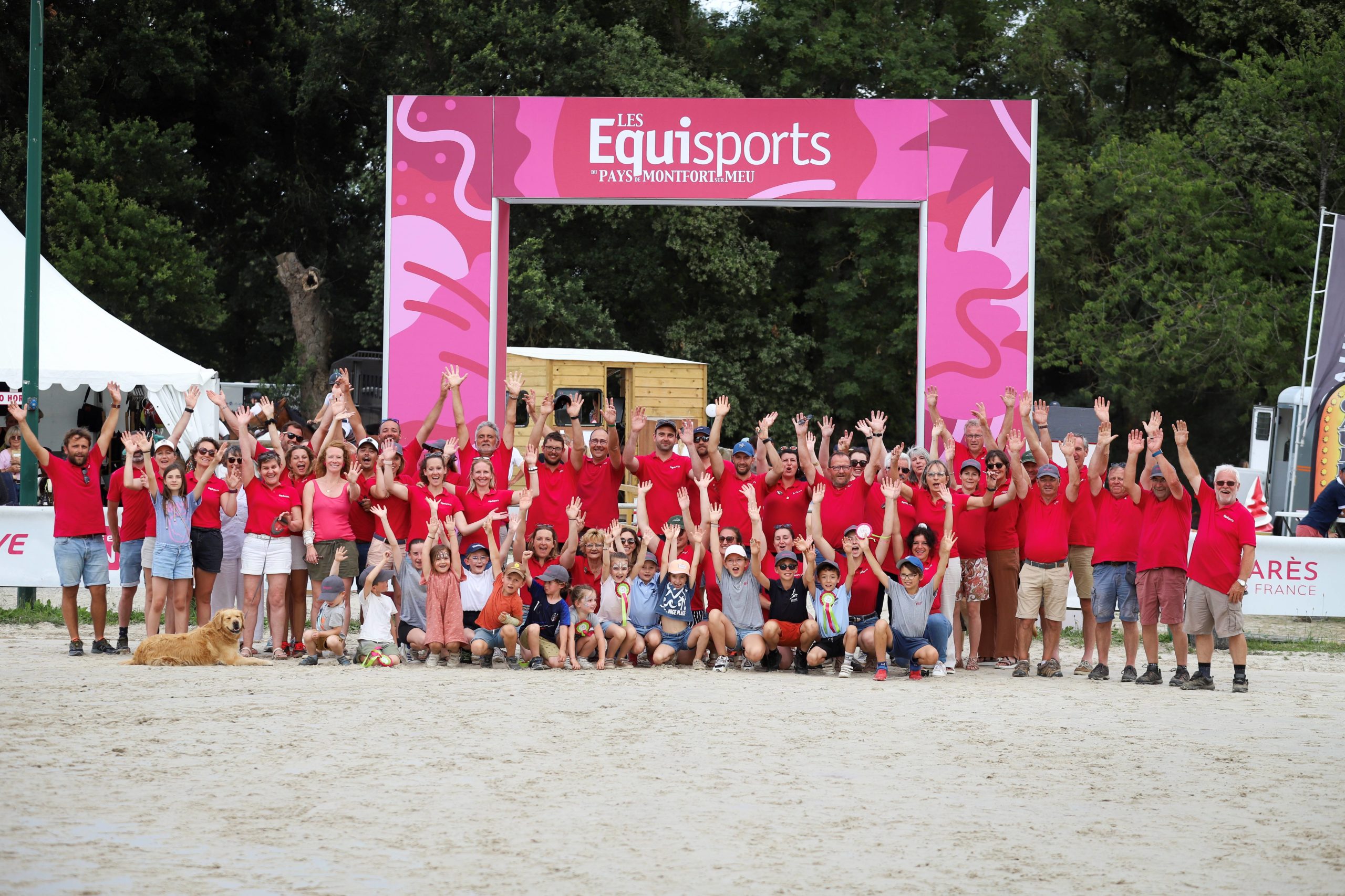 les 80 bénévoles Equisport avec des polos et casquette personnalisés